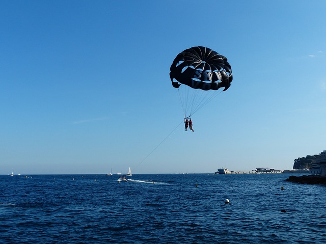 parasailing-188908_640.jpg