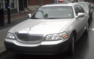 Lincoln_Town_Car_(1998)_3