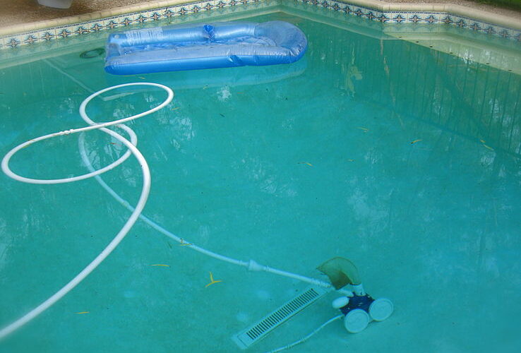 738px Pool cleaner