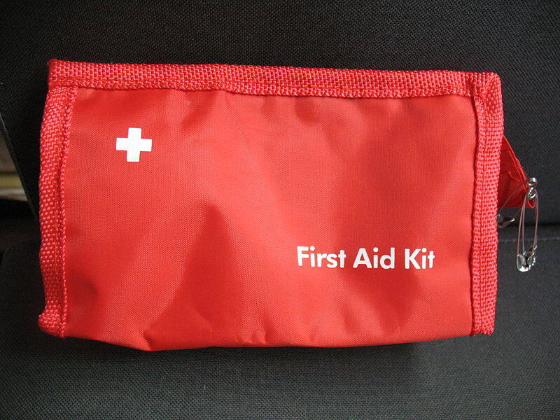 800px First aid bag