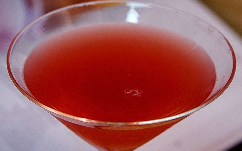 800px Cosmopolitan cocktail drink