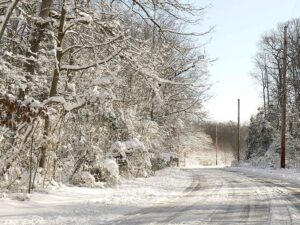 800px-Snowy_road