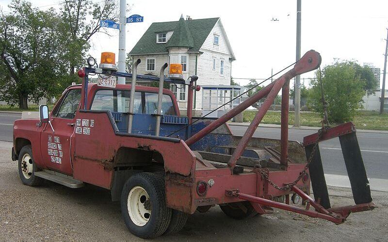 800px 1980s style tow truck 800x500